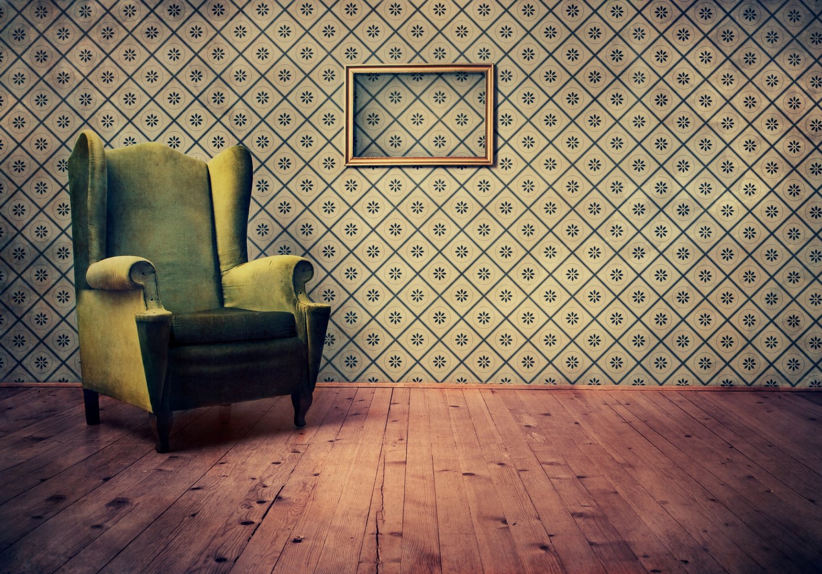 Altes Zimmer mit historischen Möbeln und muffiger Atmosphäre