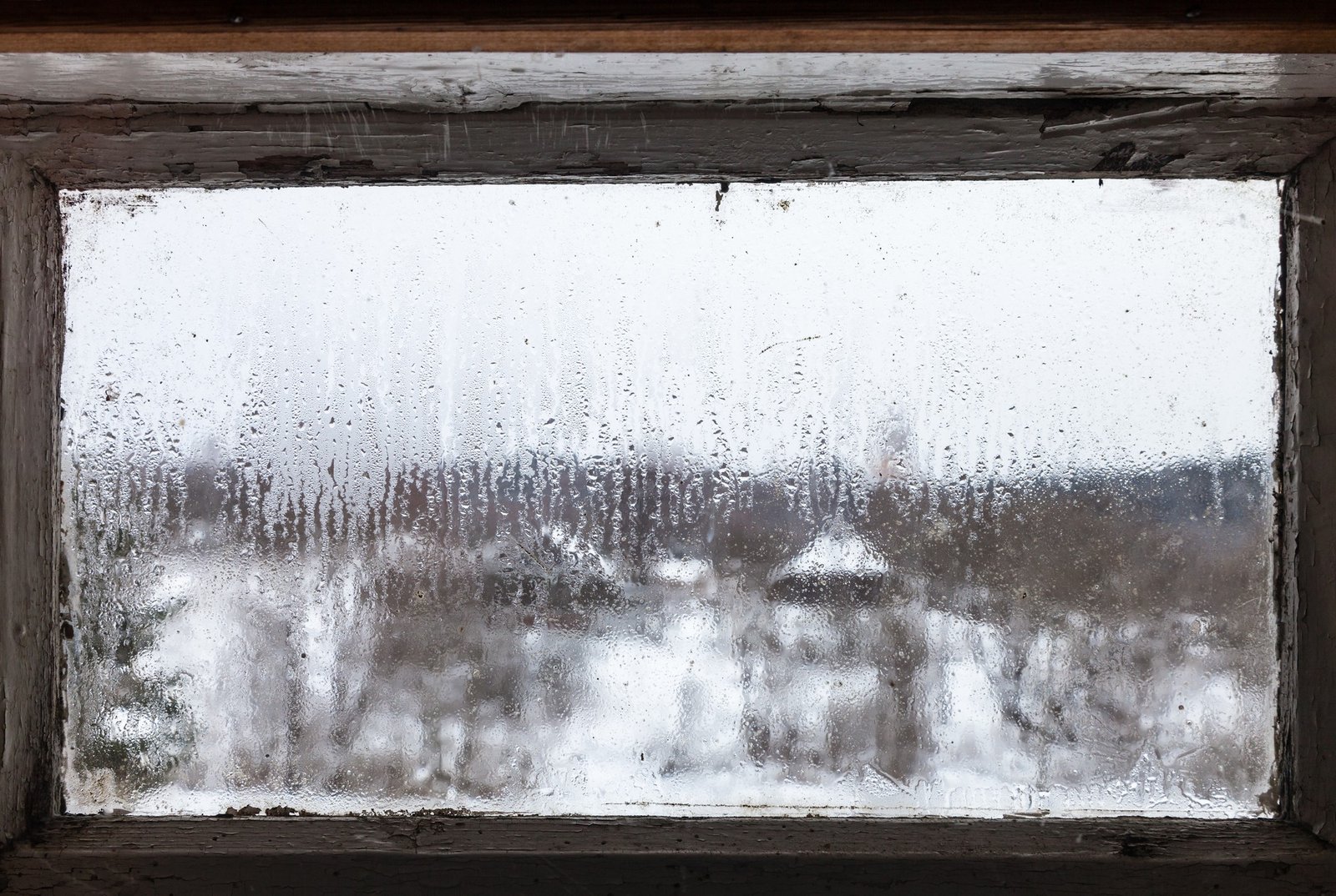 Vereistes Fenster im Winter beim Lüften