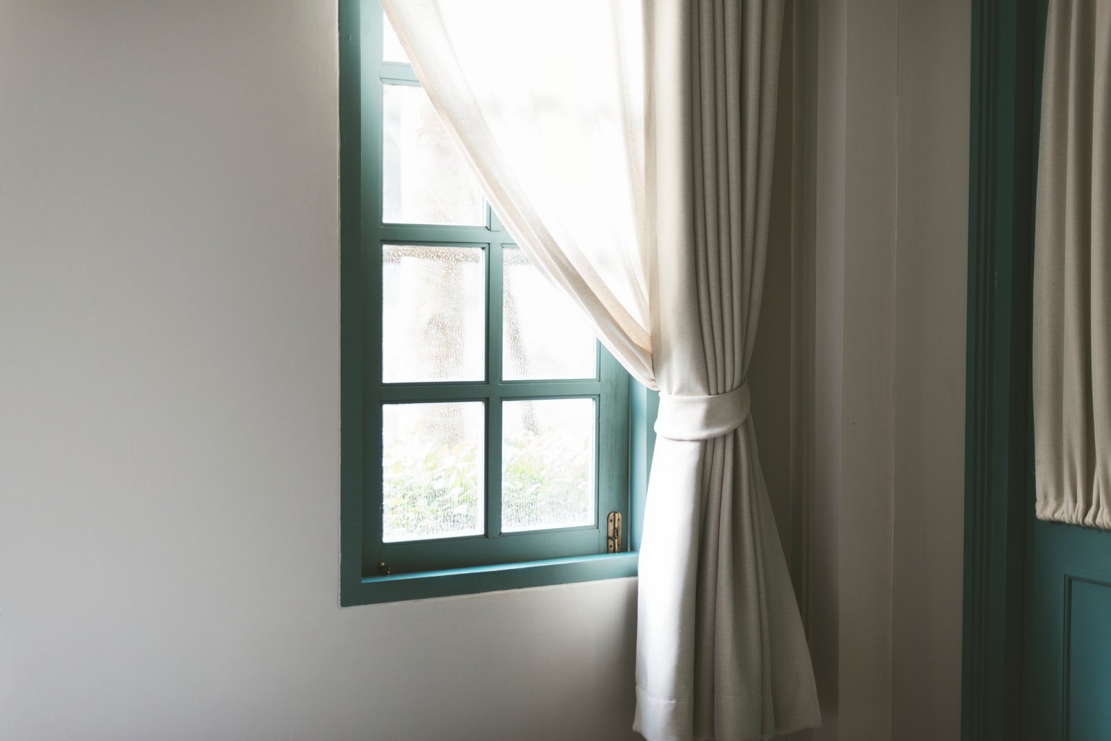 Zimmer mit geöffnetem Fenster und stickiger Atmosphäre