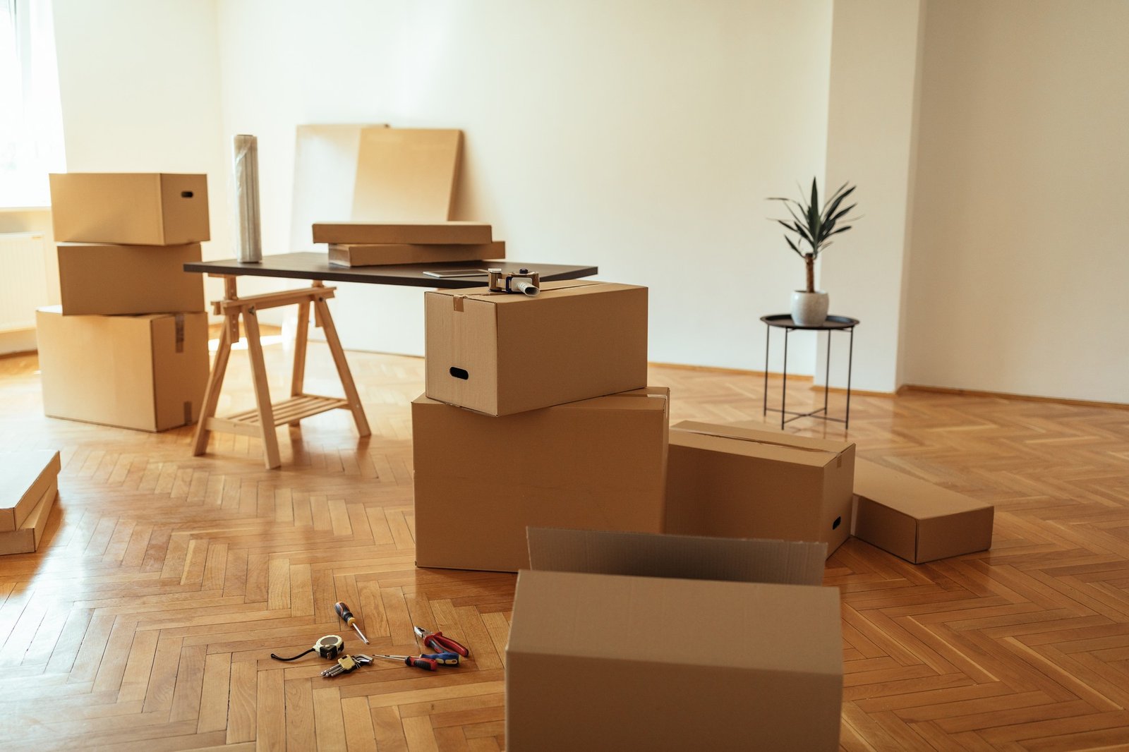 Leere Wohnung beim Einzug mit Umzugskartons