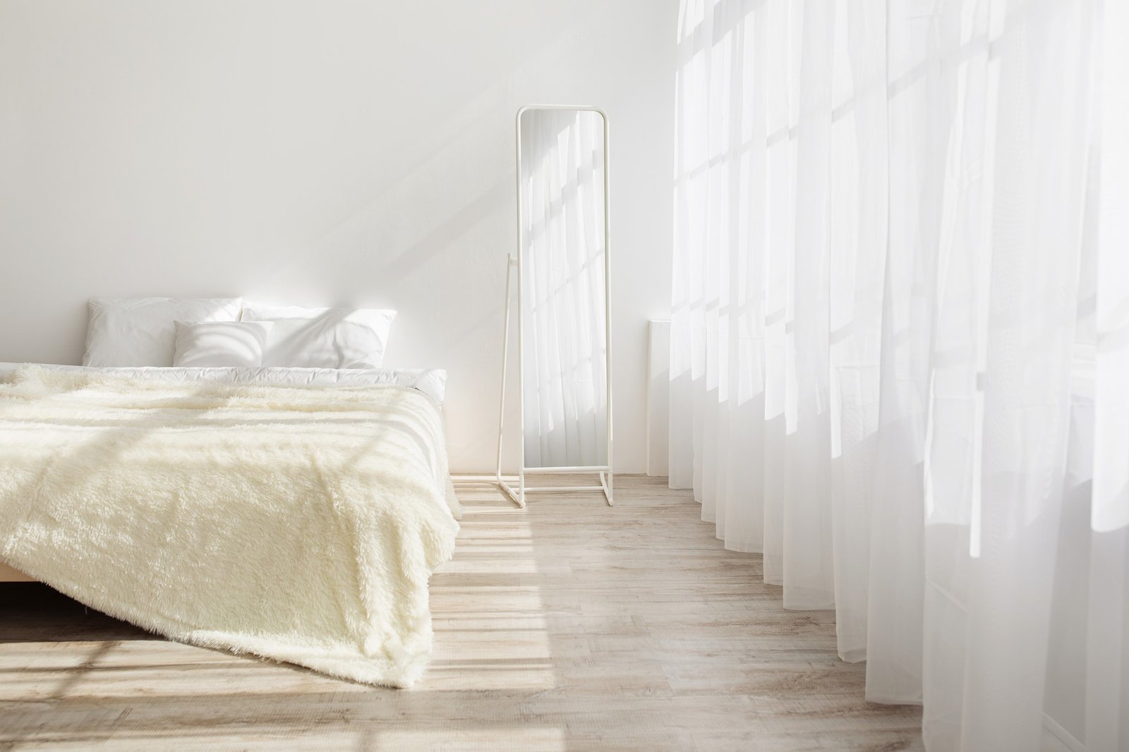 Schlafzimmer am Morgen mit natürlichem Licht