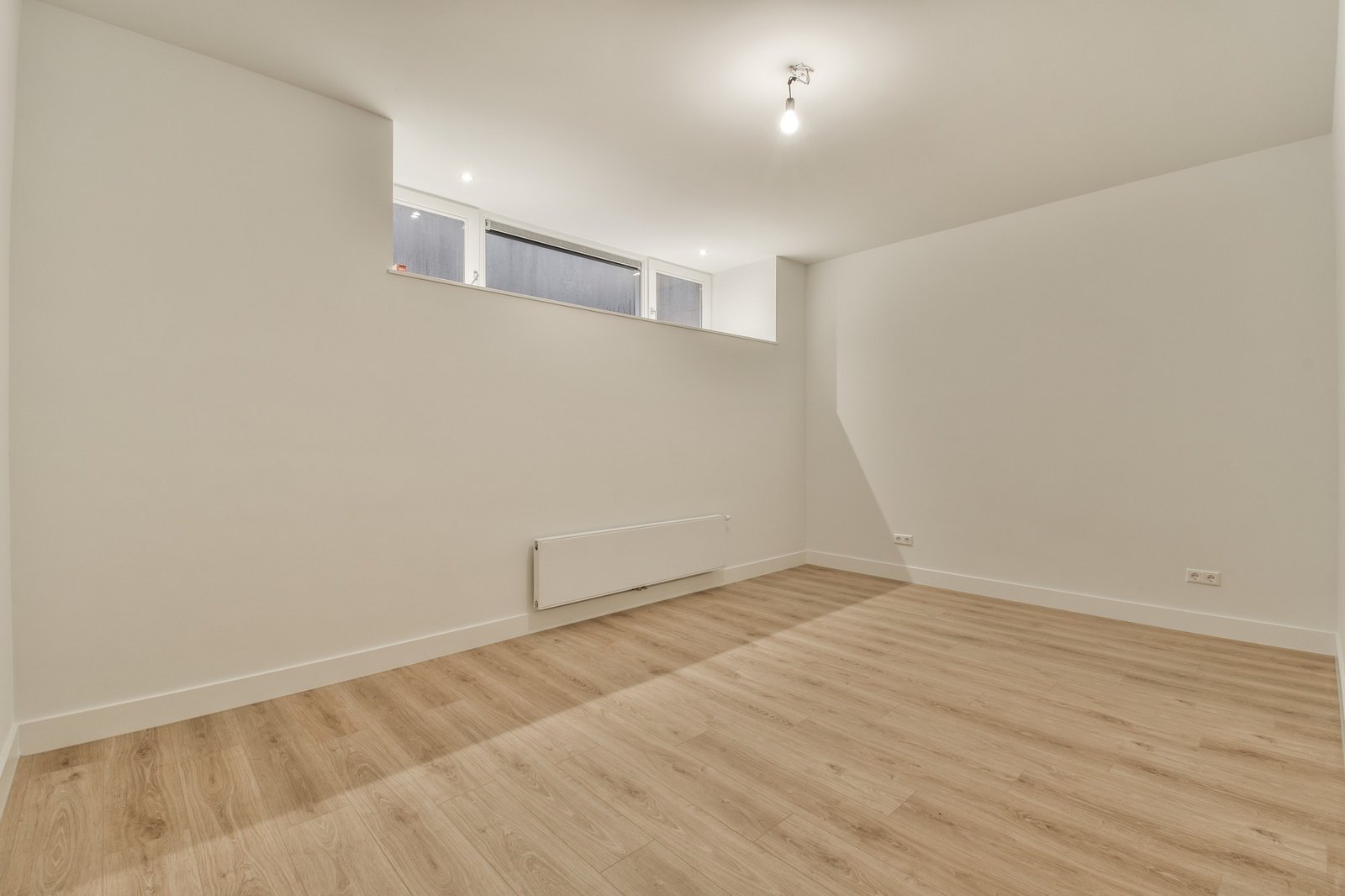Souterrainwohnung mit kleinen Fenstern und wenig Licht