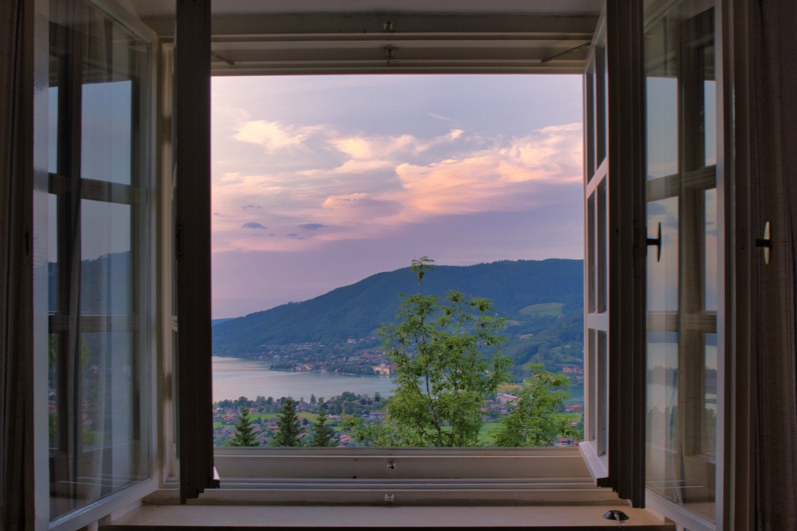 Weit geöffnetes Fenster beim Stoßlüften