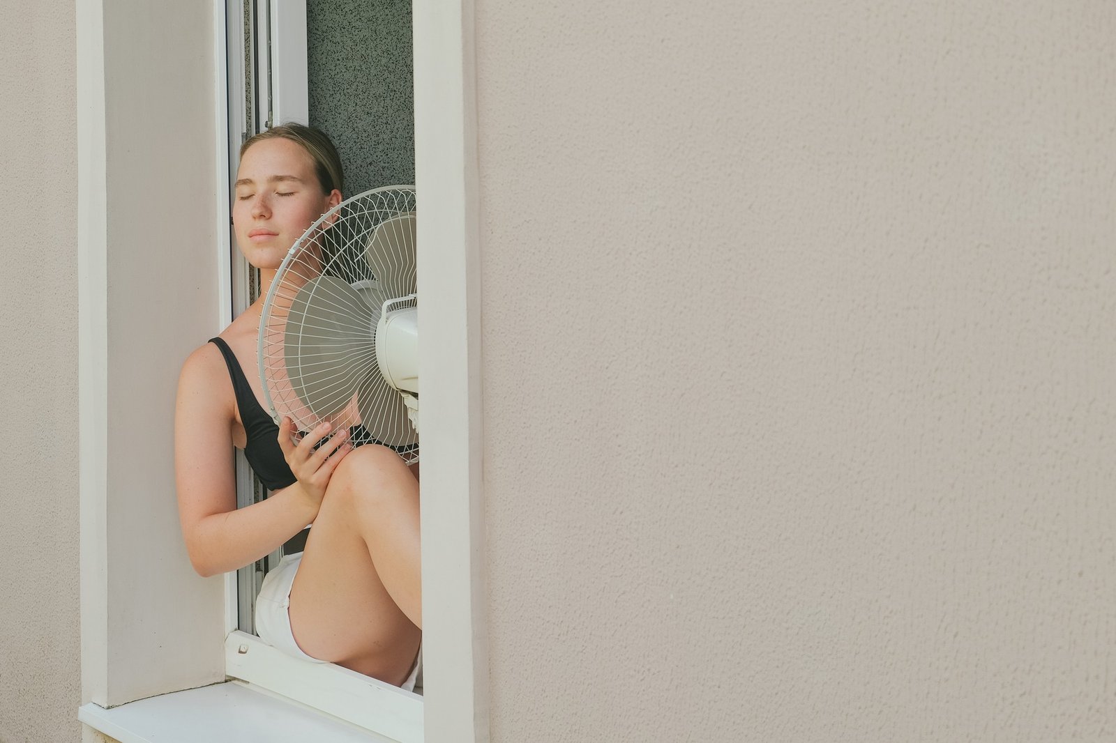 Warmes Zimmer im Sommer mit stickiger Luft