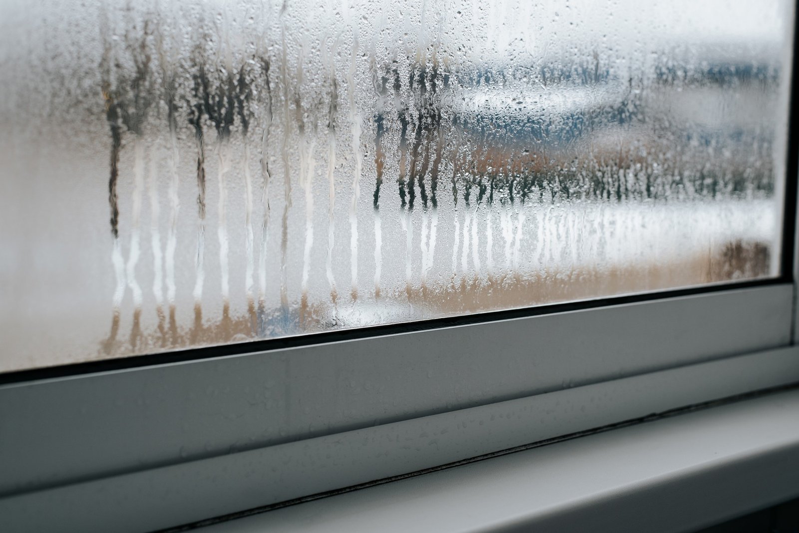 Feuchte Wand mit Kondenswasser am Fenster